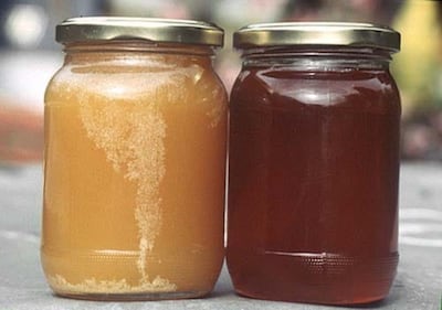 El frasco de la izquierda es miel pura cristalizada, el cual con un baño maría volverá a su estado líquido.