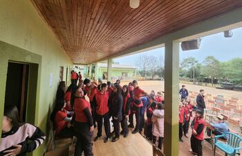 Alumnos del Colegio Nacional de Tupã Rendá, Abaí, quienes se quedaron sin profesor en varias materias esenciales.