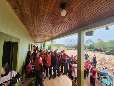 Alumnos del Colegio Nacional de Tupã Rendá, Abaí, quienes se quedaron sin profesor en varias materias esenciales.