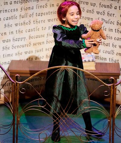 Arwen Monzón-Sanders como la pequeña Fiona, una de las protagonistas de “Shrek”.