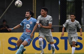 Martínez y Núñez pelean por la posesión del balón en el Manuel Ferreira