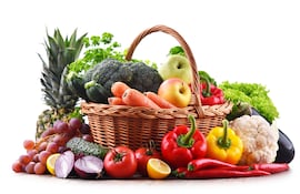 Canasto con frutas y verduras