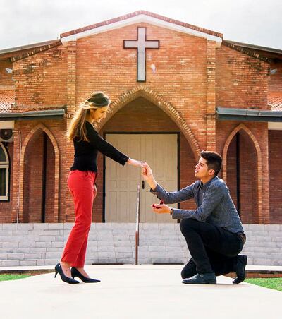 En un viaje a Colonia Neuland, Josías sorprendió a su novia.