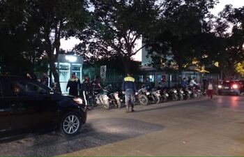 Agentes municipales ordenan tránsito en área de hospital de Luque.