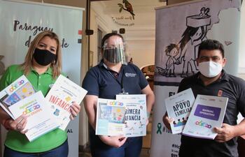 Programa Abrazo cumplirá 13 años trabajando con las familias y niños más vulnerables. Presentaron materiales de primera infancia e informe del trabajo que se viene realizando en el Programa Abrazo.