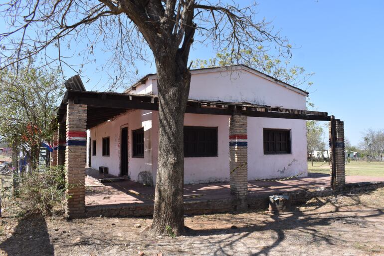 La vieja estructura de la escuela básica 504 corre peligro de derrumbe.