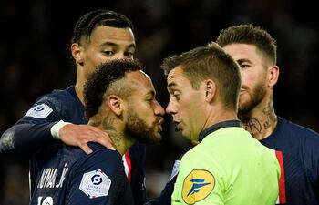 Neymar protesta al árbitro Clement Turpin por su expulsión.