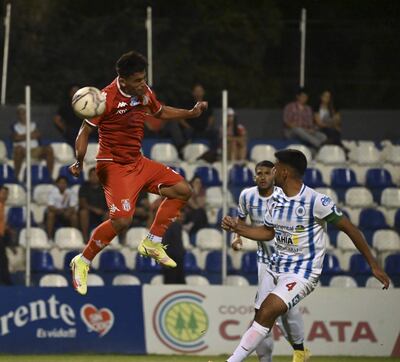 El volante Juan Alexander Franco Núñez, aplica el golpe de cabeza que terminó siendo el primer tanto en el triunfo  sobre el “12”.