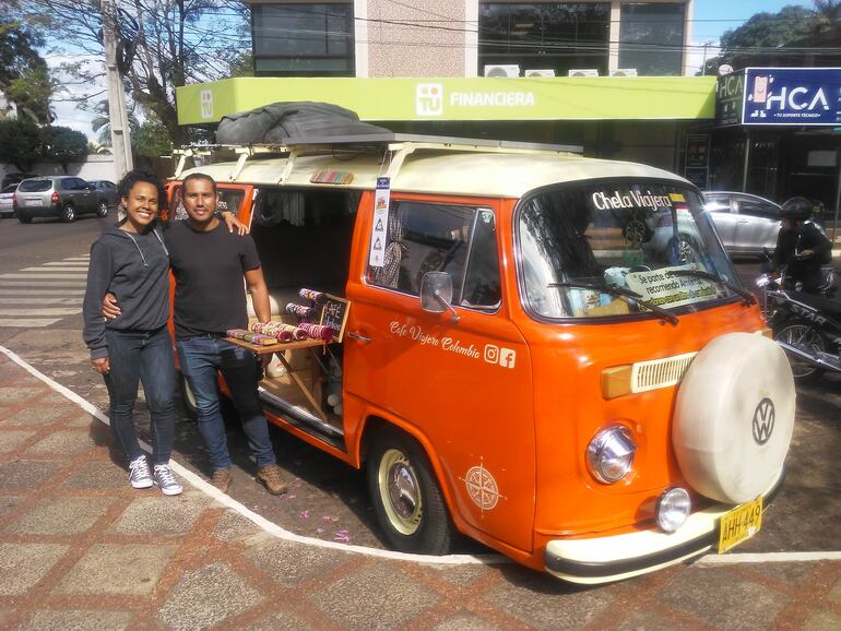 Diana Fajardo y Breine Romo, al lado de su VW Kombi con el que llevan tres años y medio recorriendo el sur de Amárica. El hijo de ambos, Marcelo, estaba recorriendo la plaza con su bicicleta.