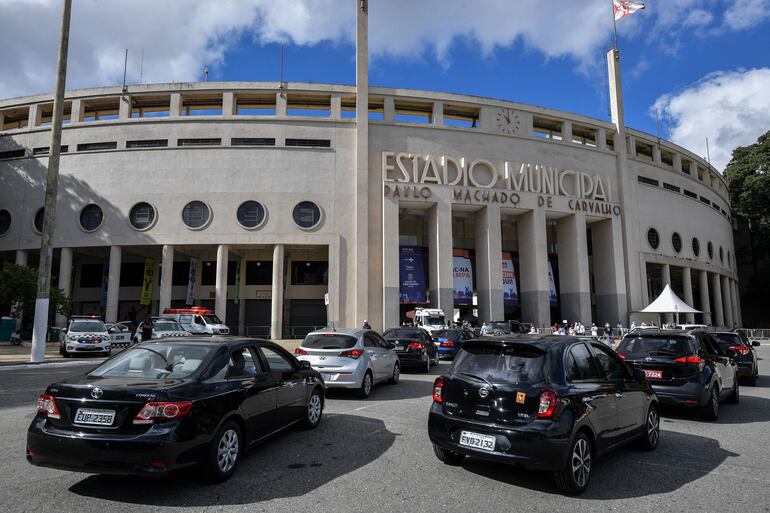 Automóviles en fila frente al estadio Pacaembú de Sao Paulo, Brasil, donde funciona un puesto de vacunación contra la covid-19.