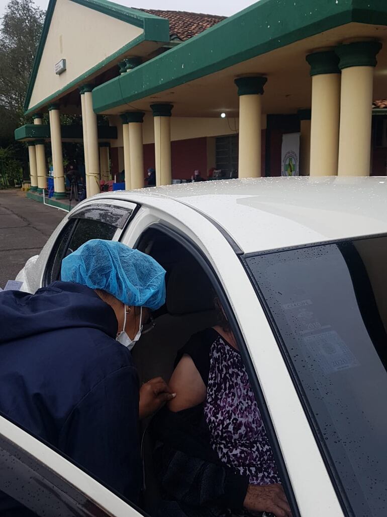 Una enfermera le aplica la vacuna a un adulto mayor que acudió para el autovac.