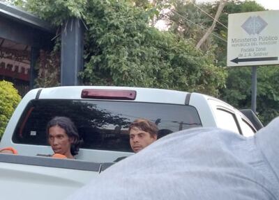 El detenido Christian Díaz, a la izquierda, frente a la sede fiscal.