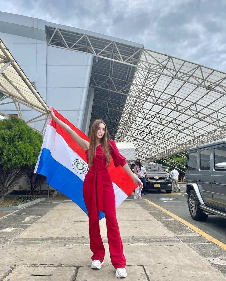 La jovencita Alexhia Bartumeus posa orgullosa con nuestra tricolor bandera, en las calles de Managua. (Instagram/Alexhia Bartumeus)