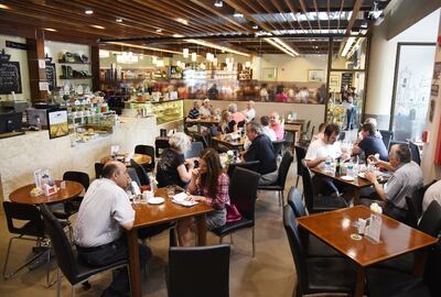 Autoridades del Ministerio de Salud explican que ir a restaurantes actualmente es un riesgo  innecesario.