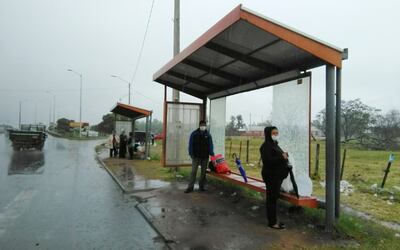 Las paradas instaladas sobre la Ruta PY03 están como adorno. Muchos temen que los vidrios rotos ocasionen alguna lesión.