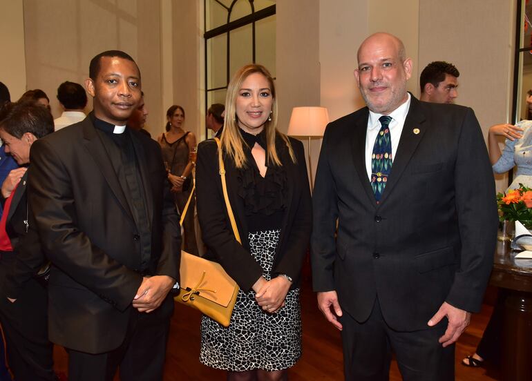 Peterne Koyassambia Kozondo, Cynthia de Pistilli y Fernando Pistilli.