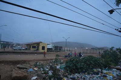 El Vertedero de Cateura, además de estar rodeado de humo, tiene la zona llena de basura distribuida de mala manera.