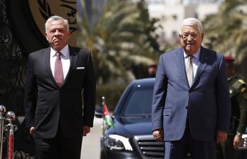 El rey de Jordania, Abdullah II of Jordan (i) y el líder palestino, Mahmoud Abbas (d) durante la visita de hoy en Ramala, territorios palestinos.