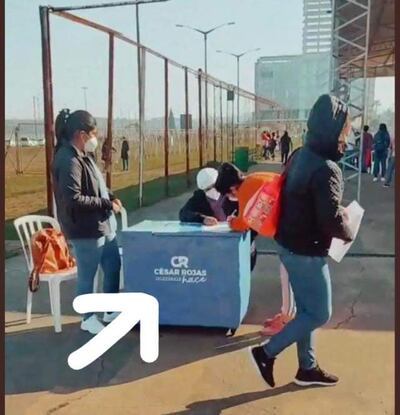 Una conservadora con propaganda del candidato colorado a la intendencia, César Rojas, en el sector de vacunatorio peatonal del centro civico.