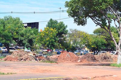 Escombros forman parte del paisaje en los alrededores del parque Ñu Guasu y deben ser removidos.