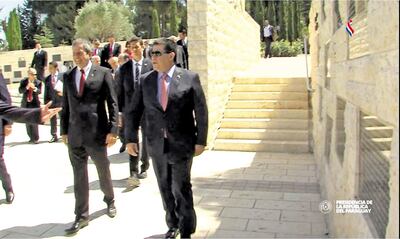Darío Messer (i) y Horacio Cartes caminan juntos durante una visita oficial del expresidente paraguayo a Israel.