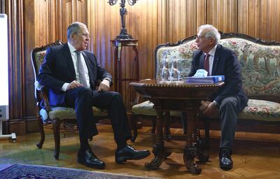 El canciller de Rusia, Serguéi Lavrov (i), junto con el alto representante de Exteriores de la UE, Josep Borrell.
