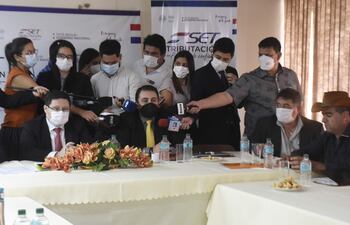 En conferencia de prensa, ayer anunciaron el primer "entendimiento" entre camioneros y agroexportadores.