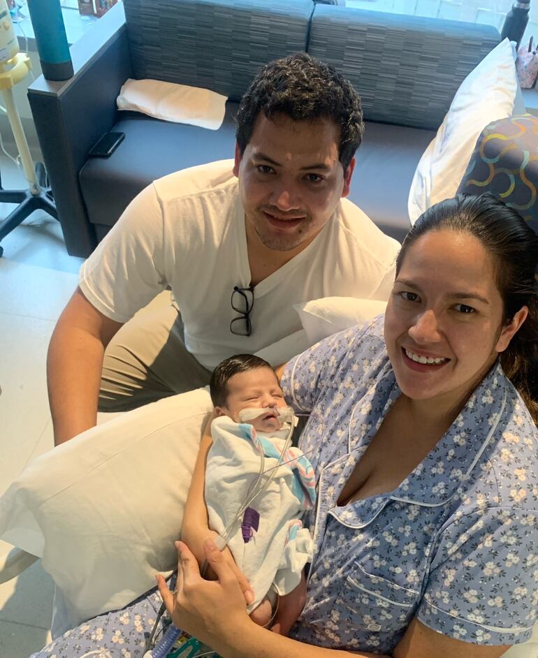 Rosa y Luis, los padres del pequeño Felipe que está hospitalizado en el Hassenfeld Childrens’d Hospital, Estados Unidos, tras ser diagnosticado con Hipoplasia de Corazón.