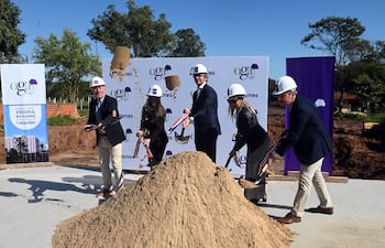 Juan Chávez, gerente de obra; arquitecta Viviana Torres, Emilio Borrella, director general; María Belén Maldonado, concejala y el ingeniero Ignacio Cid, director técnico.