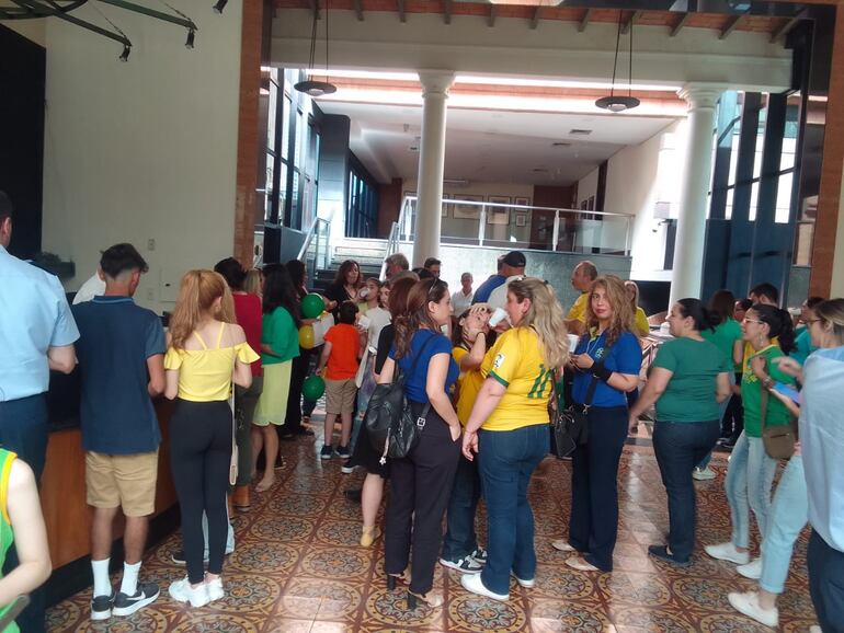 Encuentro en la embajada de Brasil para ver el debut de su selección.