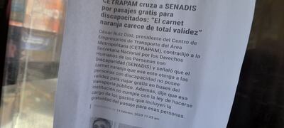 Fotografía de la hoja pegada por un chofer en su bus. Fue enviada por una persona con discapacidad. Relató que el chofer le negó la gratuidad del pasaje defendiéndose en las declaraciones del presidente de Cetrapam.