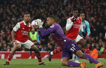 El arquero del Southampton, Gavin Bazunu, captura el balón anticipándose a Gabriel Jesús (i) y Eddie Nketiah, delanteros del Arsenal, durante el partido de ayer.