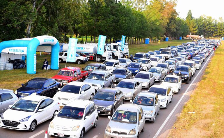 Automóviles en fila en el "mega vacunatorio" del autódromo "Rubén Dumot", en Capiatá, este lunes.