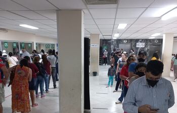 La cantidad de gente es enorme para la limitada atención de cuatro funcionarios.