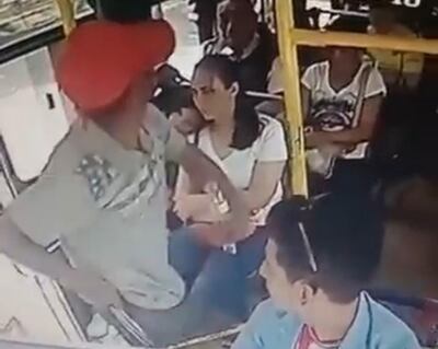 El atraco fue filmado por el circuito cerrado del bus, lo que permitió identificar al supuesto autor.