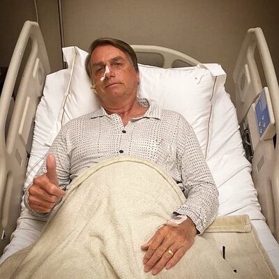 Jair Bolsonaro en el hospital. Foto de su cuenta en Twitter.