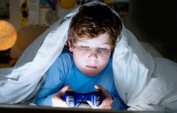 Si no se cuida el horario, la duración y la calidad del sueño, pueden aparecer desórdenes como más irritabilidad, menor atención y, por lo tanto, un aprendizaje y rendimiento escolar bajos, y en el ámbito emocional genera dificultades para relacionarse con los demás.