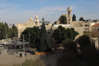 Vista de Belén, con la céntrica Plaza del Pesebre y la Basílica de la Natividad en el fondo. El pesimismo reina en la urbe de Belén, cuna del cristianismo, que se prepara para otra Navidad sin expectativas de recibir a peregrinos. El cierre fronterizo israelí por la pandemia supone otro golpe para una ciudad dedicada al turismo, donde muchos palestinos siguen al dique seco y sin trabajo. Este noviembre, cuando Israel -que ocupa y tiene control de los accesos a Cisjordania- reabrió sus fronteras a extranjeros con visado de turista tras una larga clausura desde marzo de 2020, la población de Belén pensó que había superado lo peor, que empezaba a pasar página y a regresar progresivamente a la normalidad turística.Los primeros grupos de peregrinos volvieron a la urbe y hubo una ligera mejora económica en la ciudad, pero el optimismo duró poco: a finales de mes, Israel cerró otra vez las fronteras por la variante ómicron, y en pocos días Belén volvió a quedar vacía de turistas. Esta iglesia, Patrimonio de la Humanidad de la UNESCO y uno de los destinos principales para cualquier visitante en Tierra Santa, luce casi todo su esplendor tras una reforma de más de seis años que acabó a inicios de 2020, pero poco después llegó el virus y pocos pudieron contemplar sus mosaicos o pavimento de mármol restaurados.