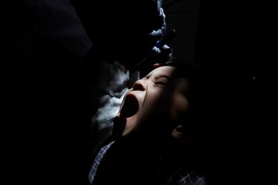 Un niño recibe la vacuna de la polio durante la campaña de vacunación en un barrio de Sana'a, Yemen.