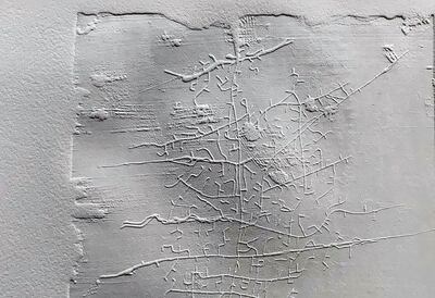 Imagen de una de las obras de Adriana González Brun, en la que trabaja con texturas y pliegues sobre una base monocromática.