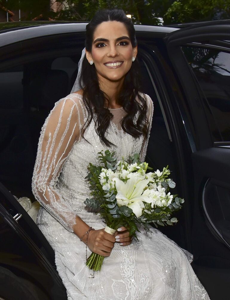 La novia lució un vestido de líneas románticas que fue diseñado y confeccionado por Florencia Nicora. 