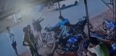 César Daniel Mercado apunta y dispara su arma contra Daniel Ávalos (parado derecha) en el taller.