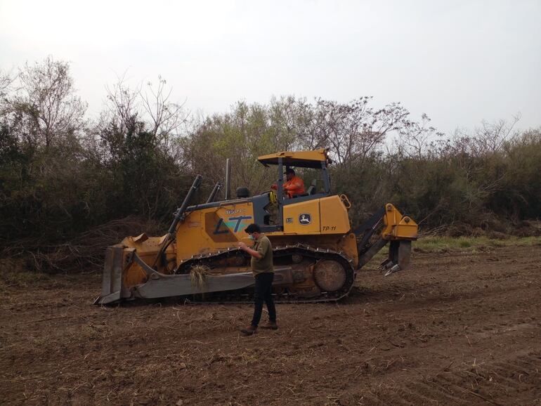 Una topadora de la empresa constructora Los Trigales(LT) se encontró en el lugar trabajando