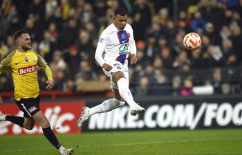 Kylian Mbappé marca el tercer gol para París SG ante Pays de Cassel.