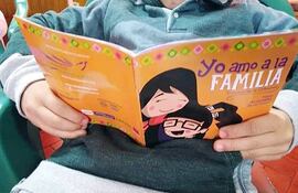 Los niños reciben libros de cuentos en los que se habla de sus derechos y de la prevención.
