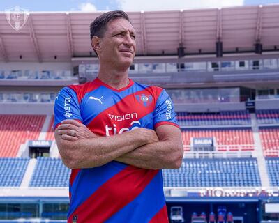 El técnico argentino Facundo Sava (48 años), ayer durante la sesión de todos en el gramado de La Nueva Olla de Cerro Porteño.