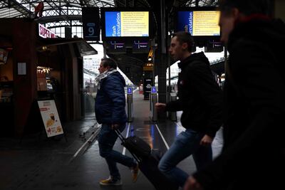 La Fundación del Español Urgente (FundéuRAE), promovida por la Agencia EFE y la RAE, advierte que la combinación “apresurarse a”, cuando va seguida de un infinitivo, es preferible a “apresurarse en” para expresar la idea de dar o meter prisa.