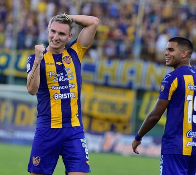 El joven atacante argentino Paul Charpentier (22 años) festeja su primer gol en el fútbol paraguayo, en el triunfo de Luqueño sobre Resistencia en el estadio Feliciano Cáceres.