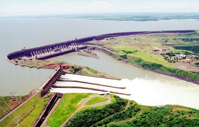 Vista parcial de la represa hidroeléctrica Itaipú, en tiempos de bonanza, o de abundante afluencia de agua; eso explicaba que el vertedero esté abierto (foto de archivo).