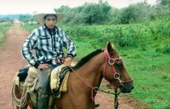Esta foto de Adelio Mendoza (21) a caballo es difundida en grupos de WhatsApp de indígenas paí tavytera, etnia a la cual pertenece.